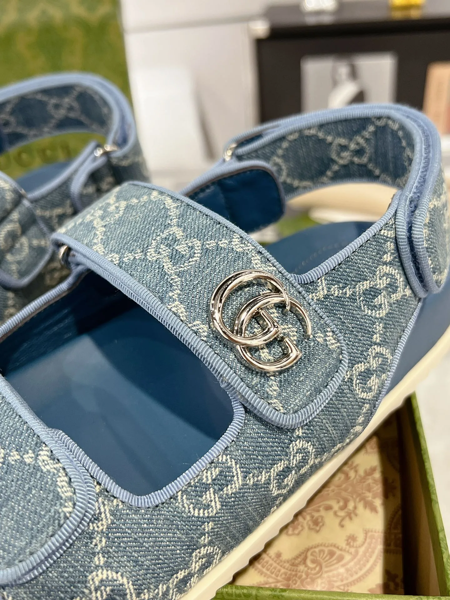 👟👟Ex-factory price 520👟👟 The latest Guccl24ss new product Double G women's Velcro sandals 😎 These flat sandals are designed with Velcro straps, which are modern and sporty, bringing comfort. This accessory is crafted from light blue and ivory white GG denim fabric. The upper straps are decorated with elegant Double G-shaped accessories, showing a unique style. Gucci’s classic presbyopic cloth surface…hot diamond surface…TPU non-slip outsole…ZP molded midsole feet…original metal buckle/rhinestone surface Code number: 35 to 42 (41.42 is custom-made and cannot be returned or exchanged)